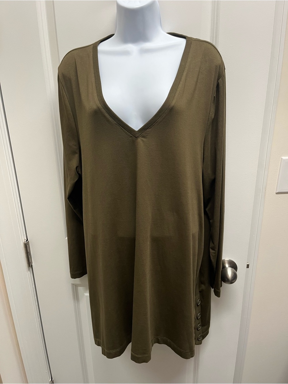 Chico’s Ultimate Tee Olive Green V-Neck Long Sleeve Side Button Hem Top 4 XXL